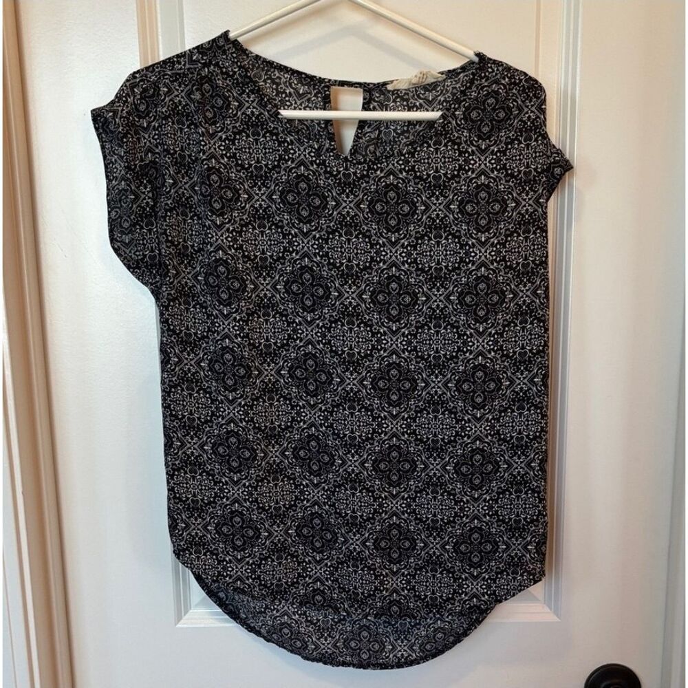 Pink Rose Black Blouse Women Size S Roll Tab Short Sleeve Medallion Rear Keyhole